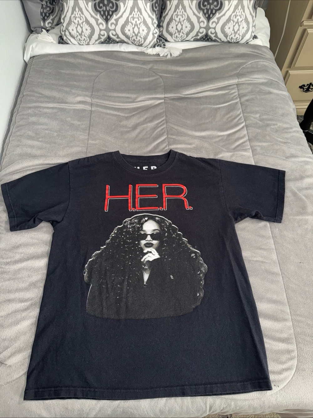 H.E.R. Men’s unisex concert fan fare black Graphic Short Sleeve Tee shirt Sz M